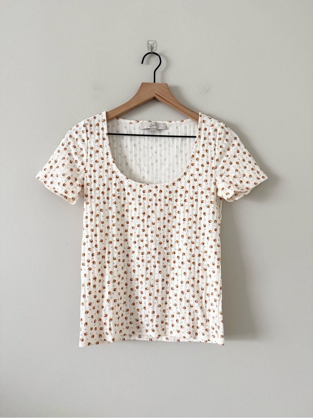 LOFT Cream with Orange Floral Scoop Neck Short Sleeve Tee Size M